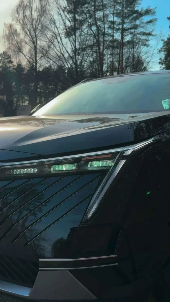 Auto GAC w lesie - elektryczne i hybrydowe SUV-y w stylu miejskim