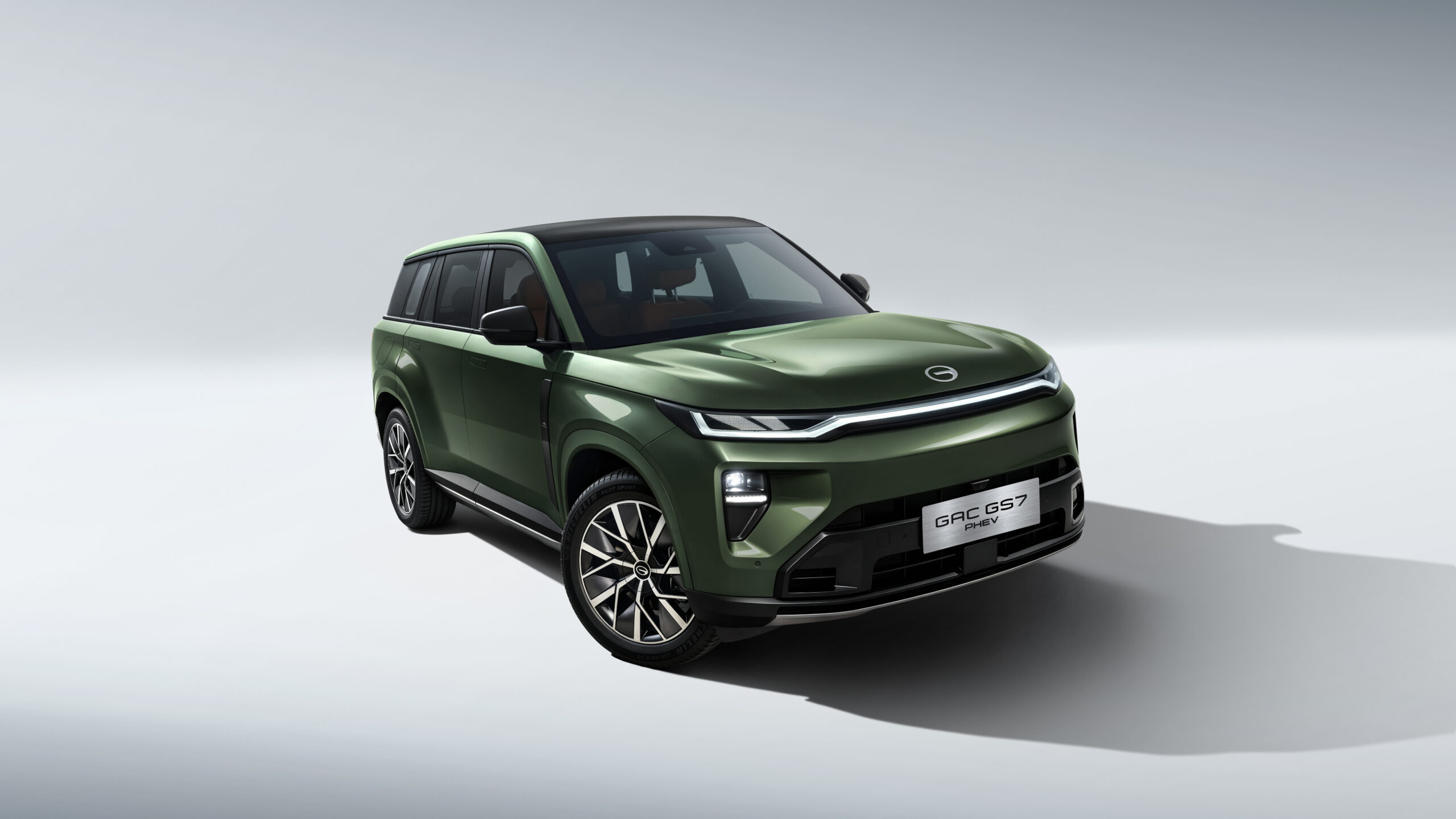 WSPANIAŁY GS7.<br>Przestronny SUV plug-in hybrid, który łączy moc 501 KM
